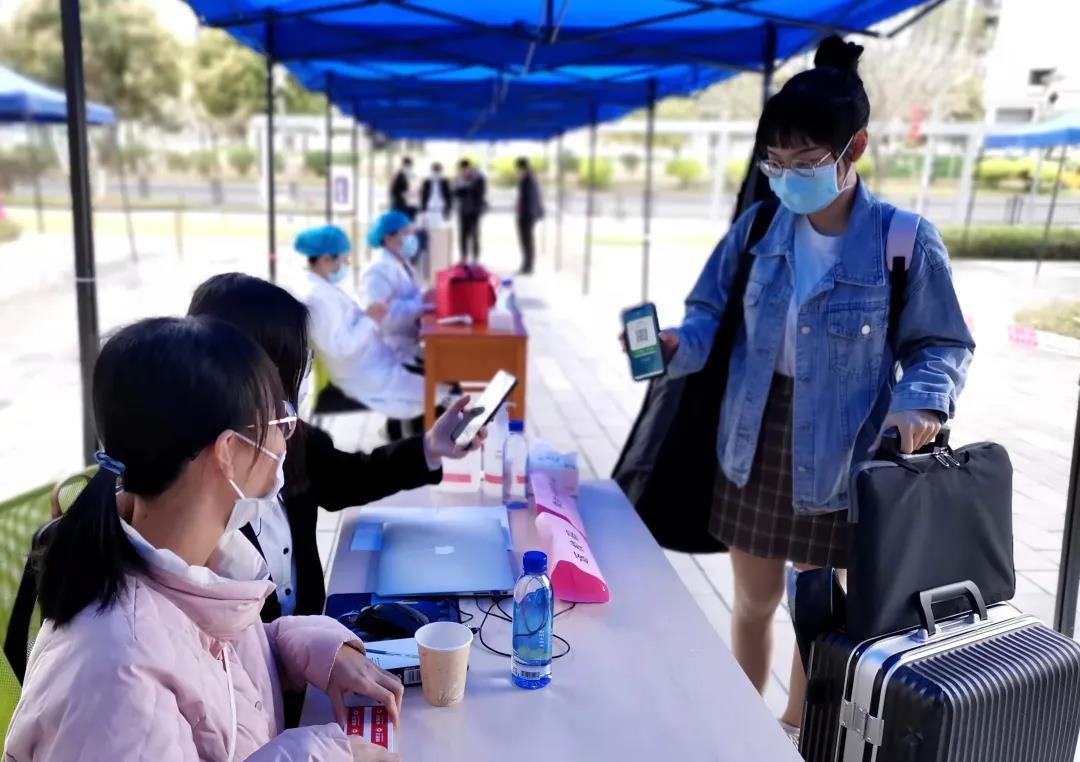 春暖花开欢迎回校