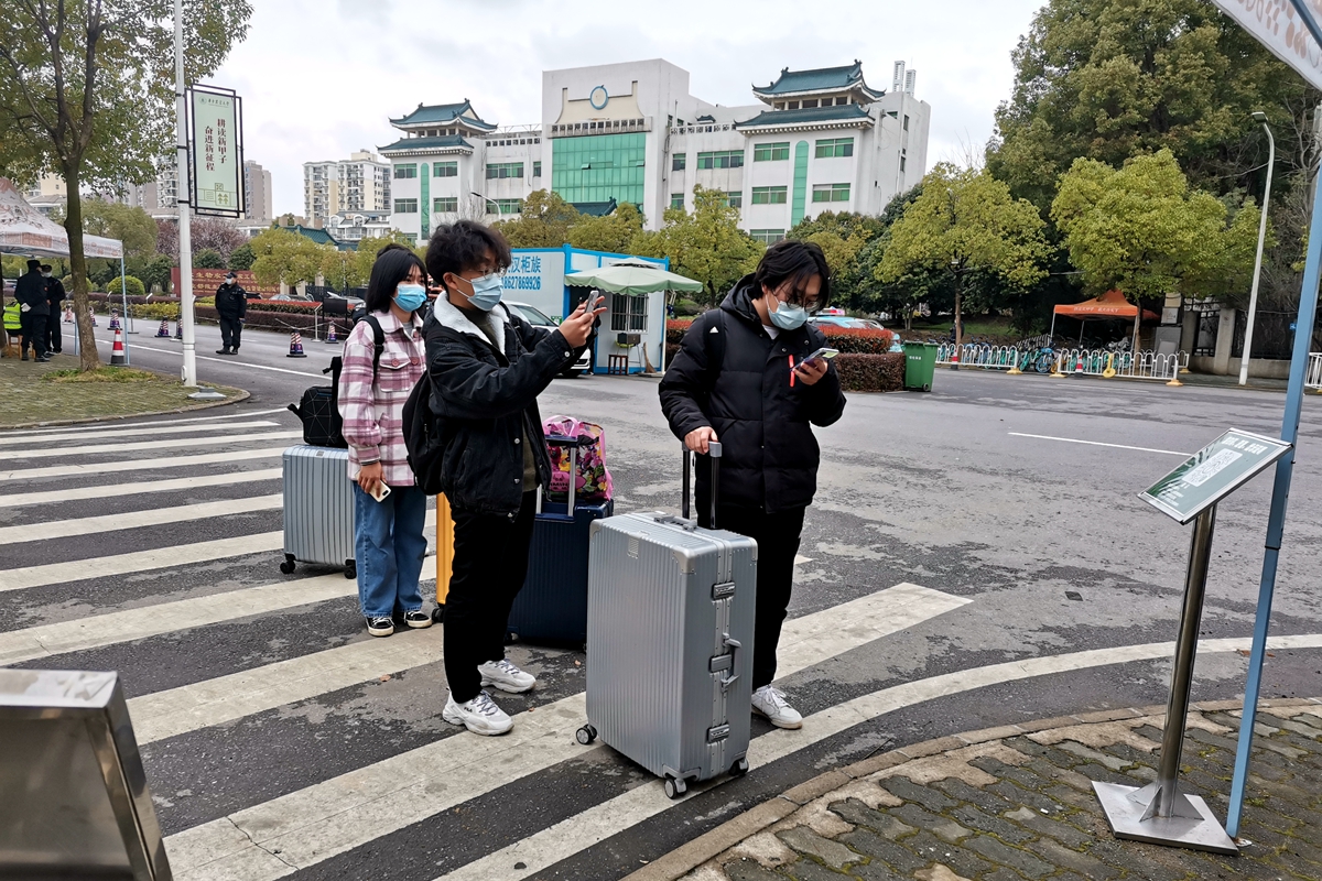 高翅一行检查开学准备工作