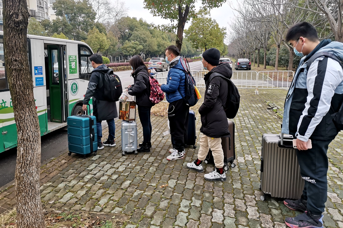 高翅一行检查开学准备工作