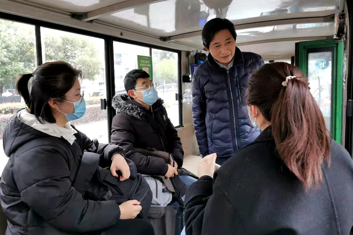 高翅一行检查开学准备工作