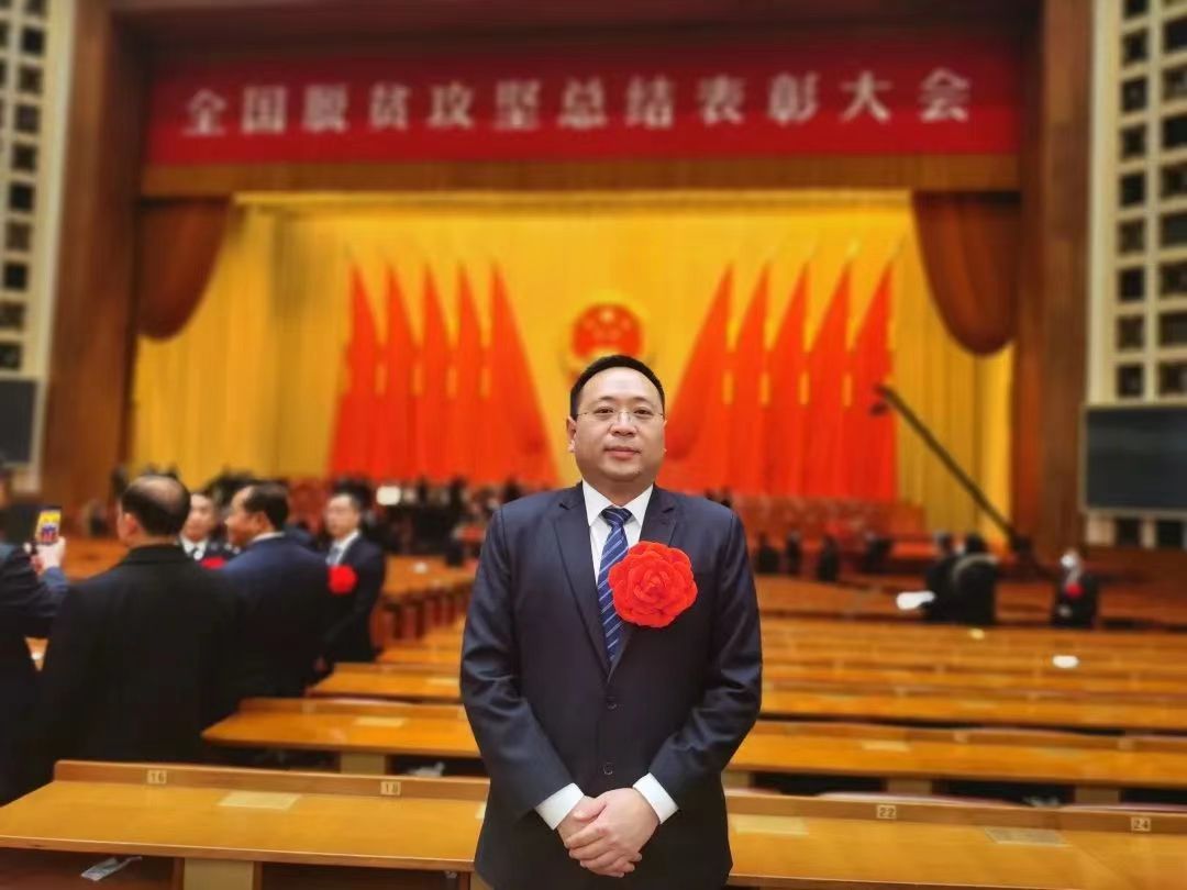 我校3位校友侯坤、狄建忠、罗强荣获“全国脱贫攻坚先进个人”称号