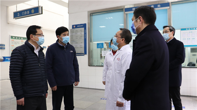 重庆市政协副主席屈谦到重庆大学虎溪校区检查开学疫情防控工作
