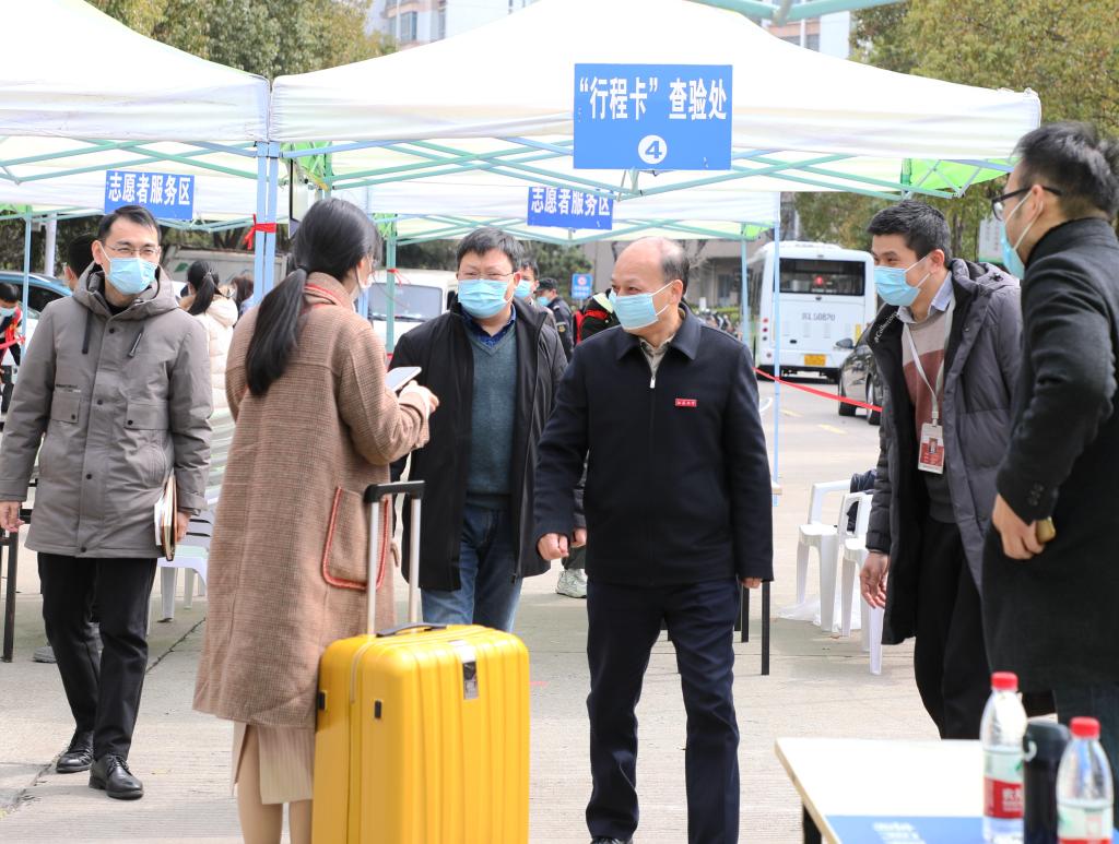 颜晓红检查省内学生返校工作