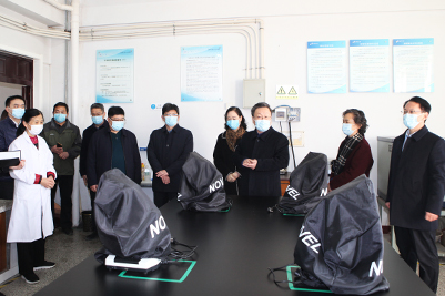 学校领导检查新学期校园安全情况