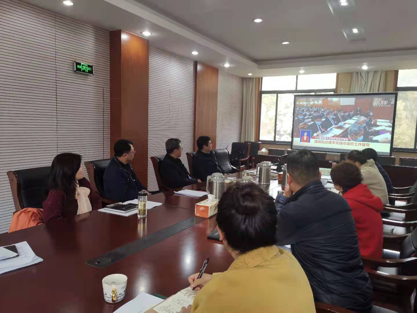 我校师生关注全国两会开幕盛况