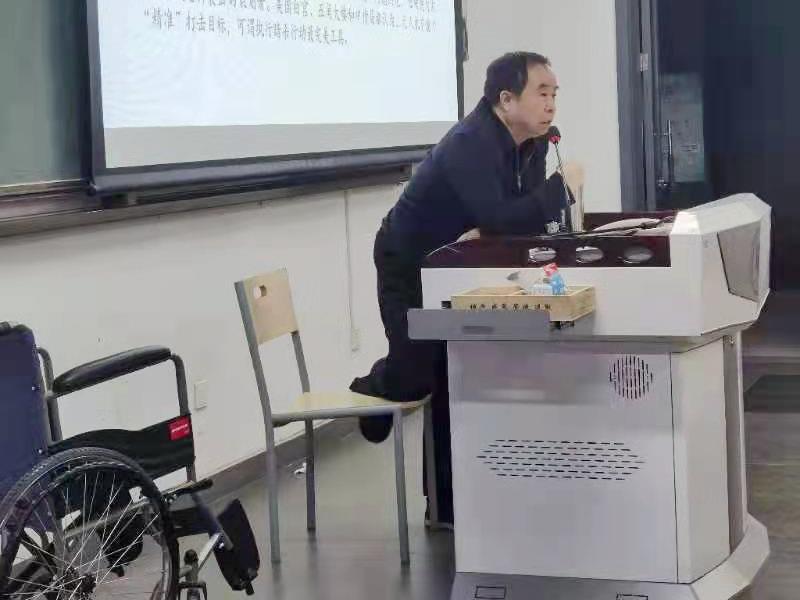 偷拍：天大学者竟这样给学生上课！