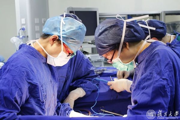 “把每一台手术都当成自己的第一台手术！”全国岗位学雷锋标兵、全国三八红旗手华克勤这样说