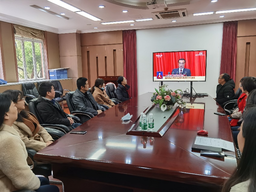 川大师生热议全国“两会”