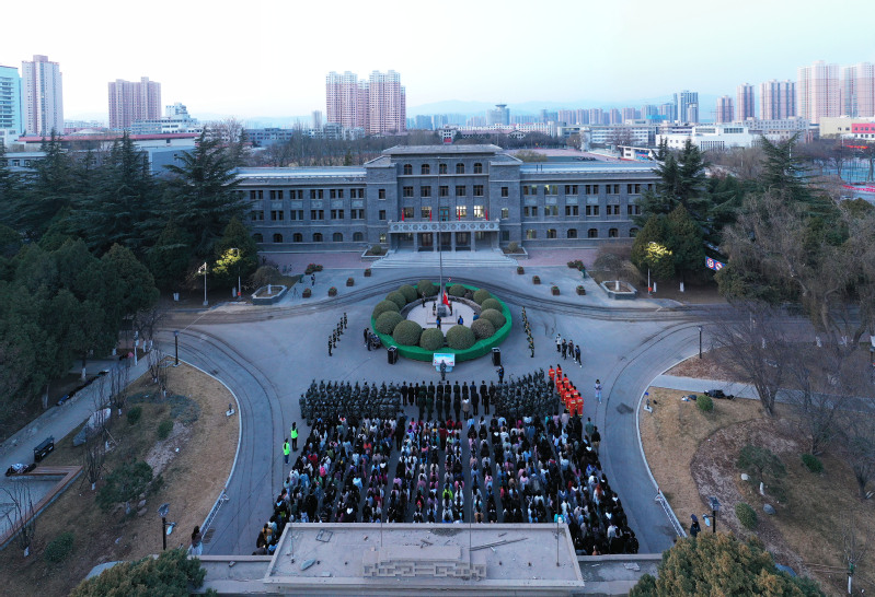 西北师大举行“学习英雄校友——国旗下的演讲”主题团日活动