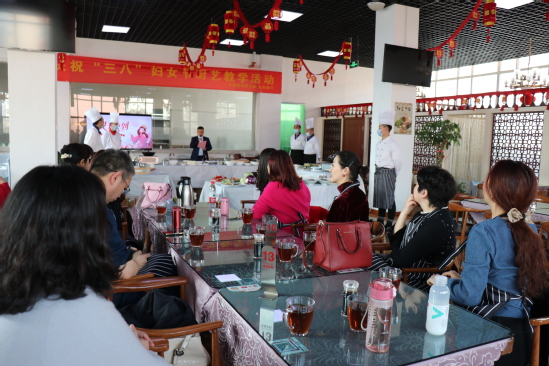 西北师大举办庆祝“三八”国际妇女节厨艺教学活动