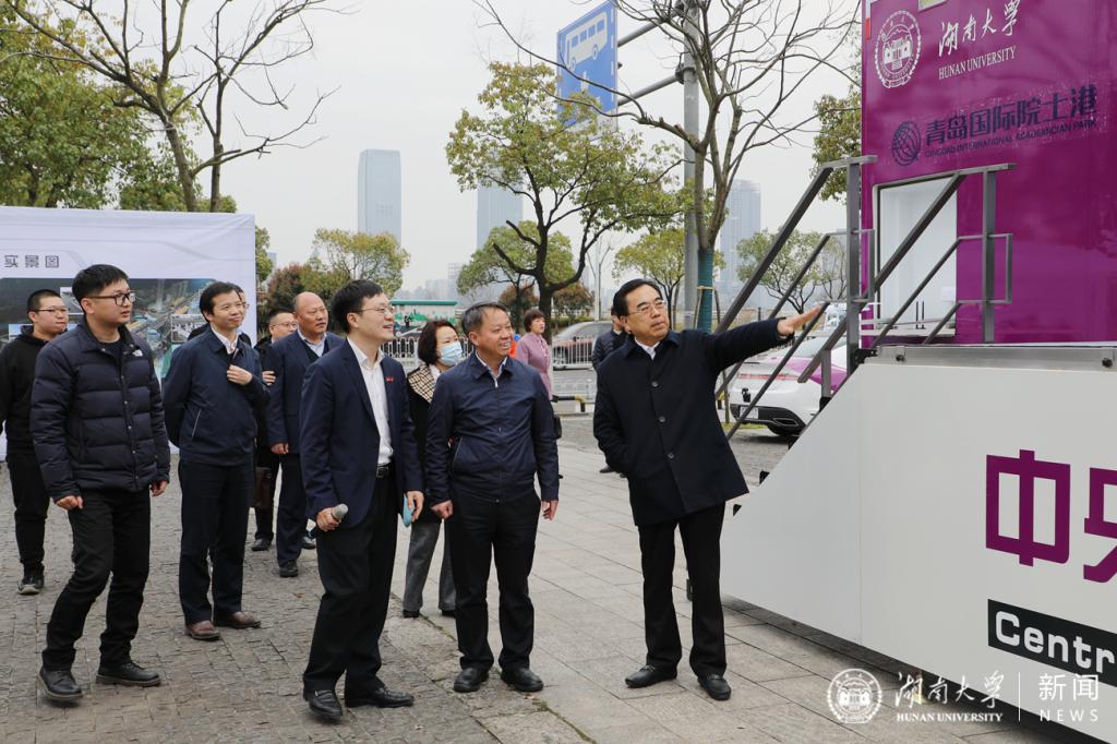 青岛市李沧区委书记王希静一行来校调研