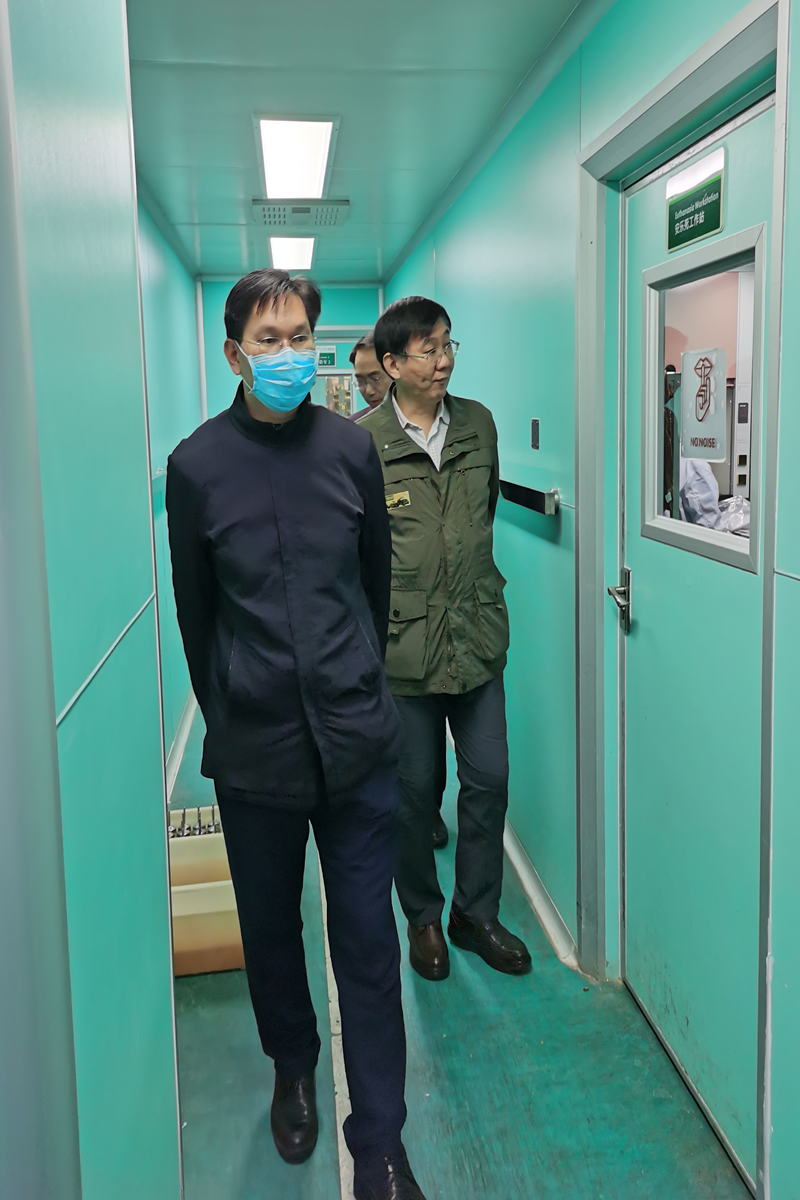 校领导带队开展开学后实验室安全检查