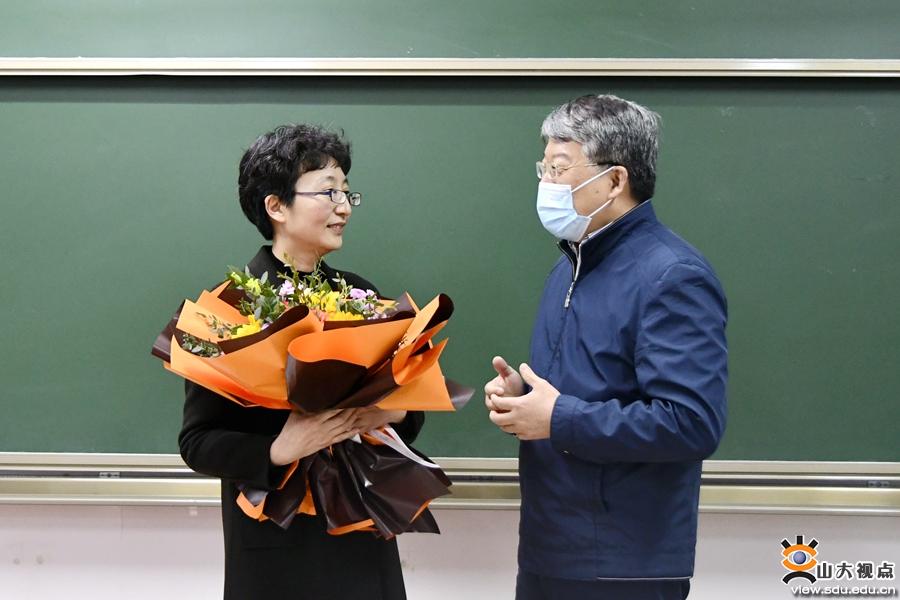 郭新立看望慰问坚守一线的女师生医务员工代表