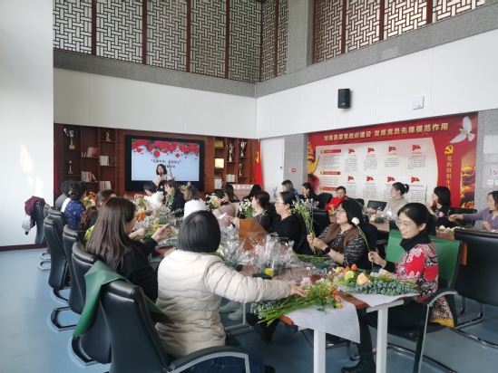 校工会开展“花漾年华，艺韵身心”插花体验活动