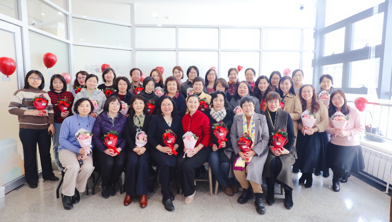 管理与经济学部举办“树最美师德，做更好自己”的三八妇女节女教师活动