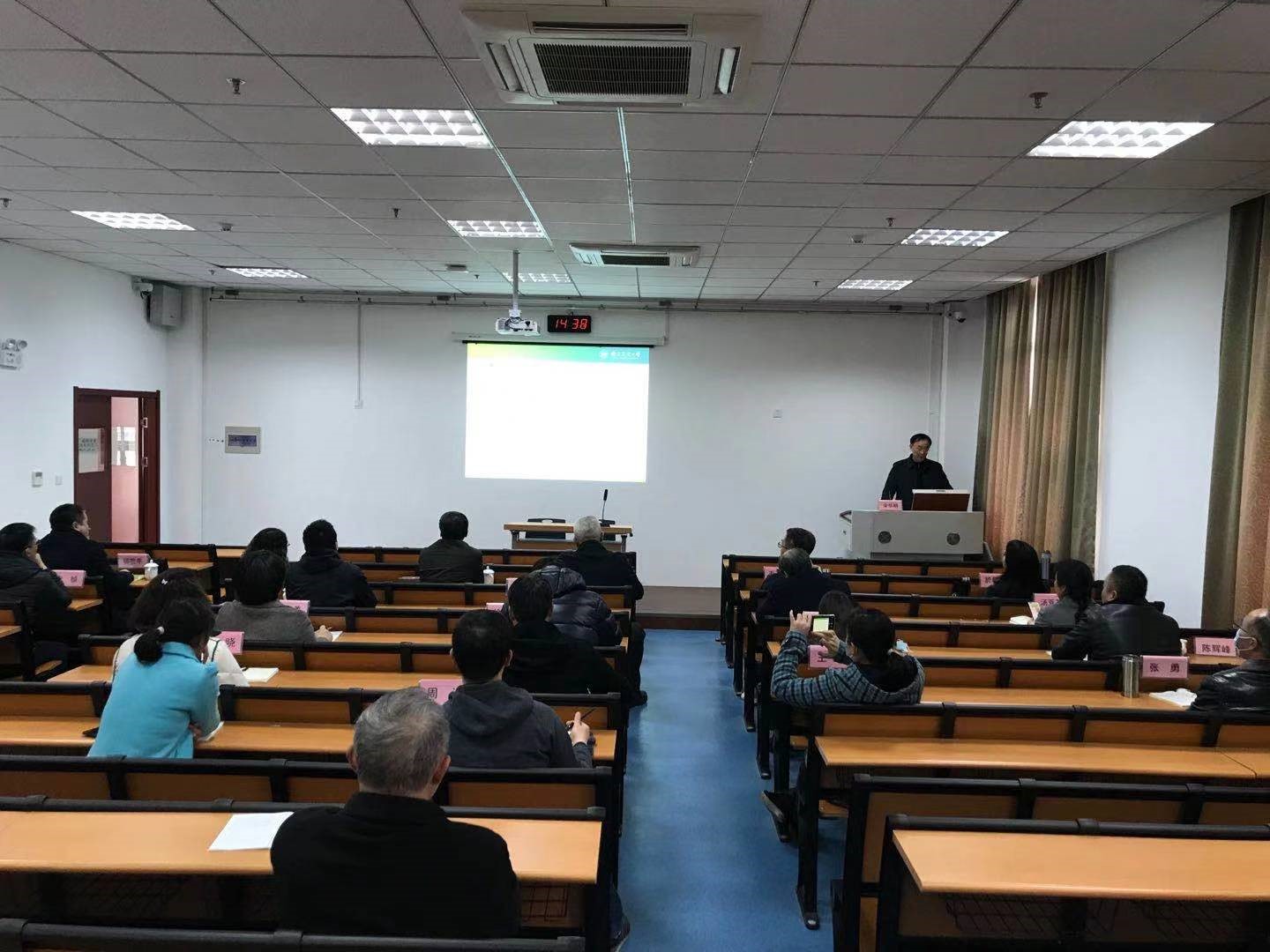 继续教育学院举办研究论文写作辅导报告会