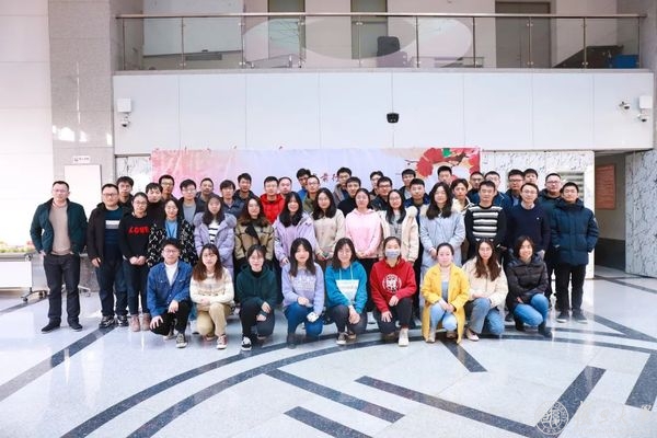 “穿”在身上的显示器！复旦大学彭慧胜/陈培宁团队自主研发全柔性织物显示系统