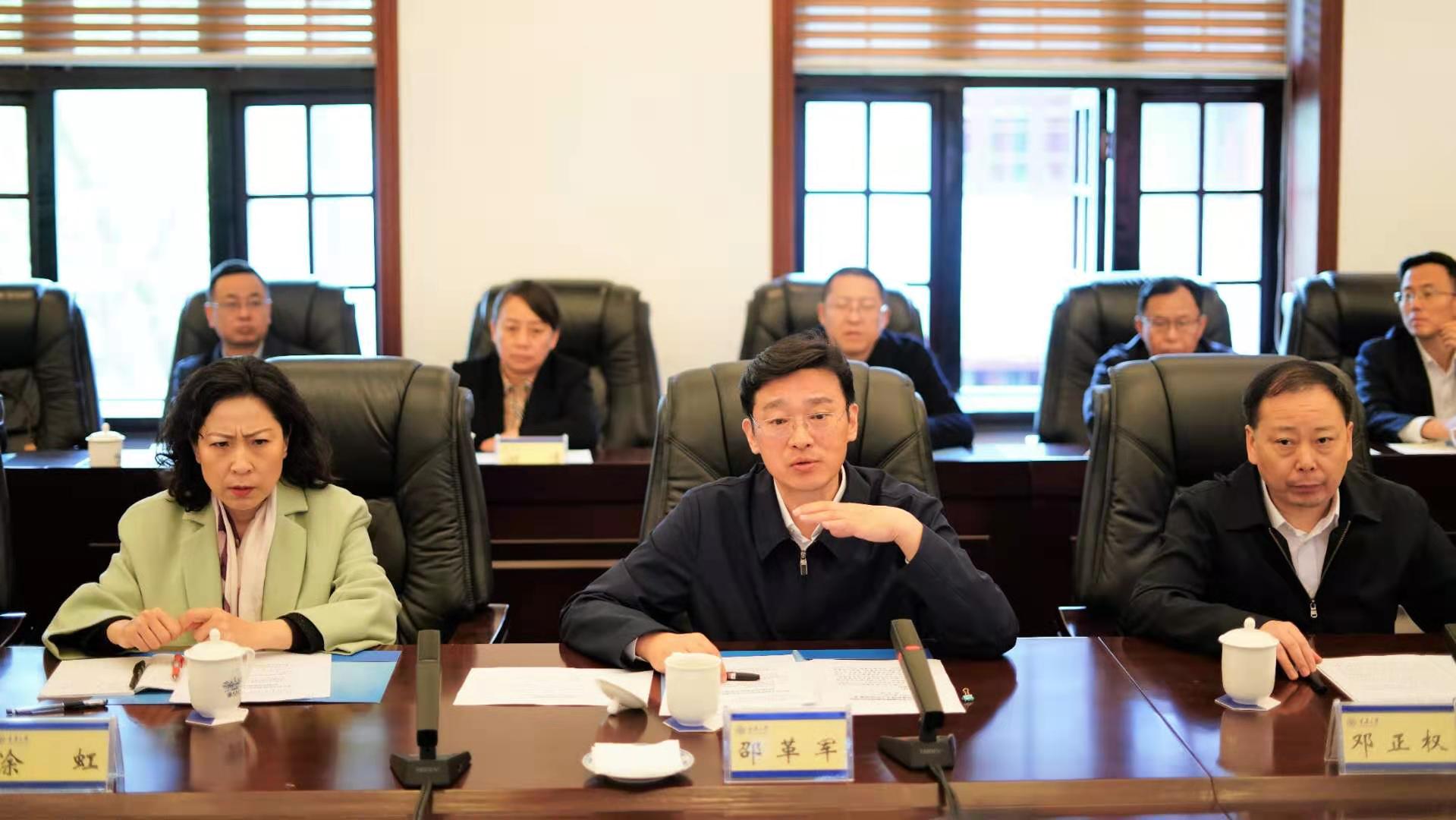 重庆大学与遂宁市人民政府签约共建锂电及新材料研究院