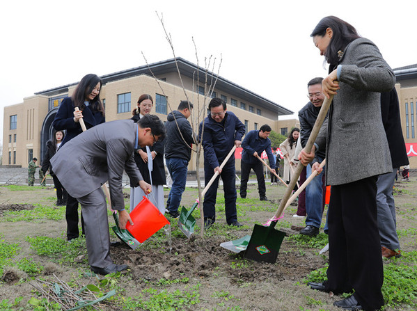 校领导和师生代表共同参加全民义务植树活动