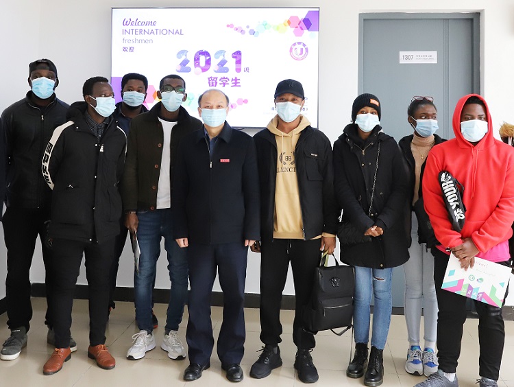 颜晓红看望春季来华留学新生