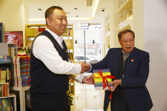 闻邦椿院士向中国银行东大支行捐赠书籍