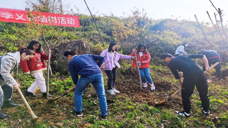 自动化学院党委联合青木关镇党委开展党建共建志愿服务植树活动