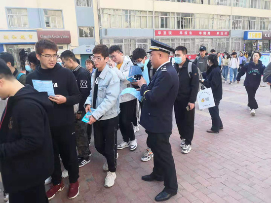 西北师大学生社区携手驻地单位开展平安公寓建设宣传教育活动