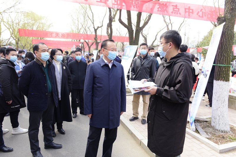 首场大型线下招聘会来“抢人”！三万多个职位涌向毕业生