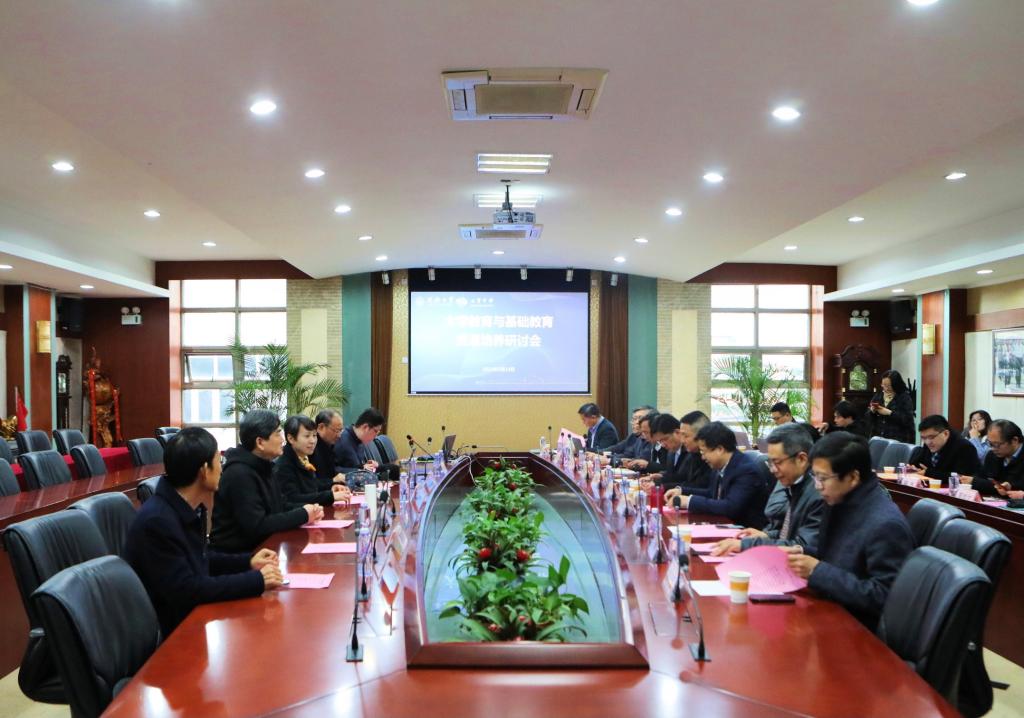 我校与七宝中学共同研讨大学教育与基础教育贯通式培养机制，9位学院负责人为600余名中学生作学科宣讲