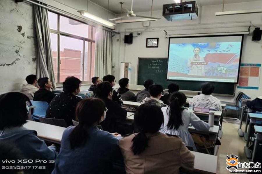［控制］组织学生收看《开学第一课抗“疫”故事》特别节目