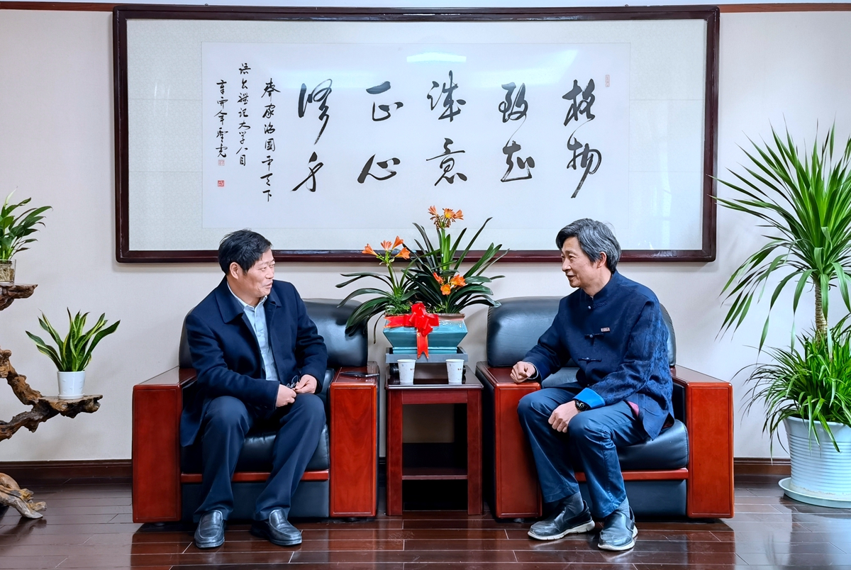 江苏省农业科学院院长易中懿一行来校交流