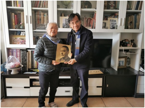 我校博物馆（校史馆）一行拜访中山大学原党委书记冯乃超后人并获赠珍贵资料