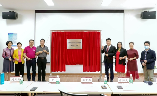 省侨联青年副主席罗定向我校捐赠电子阅览室