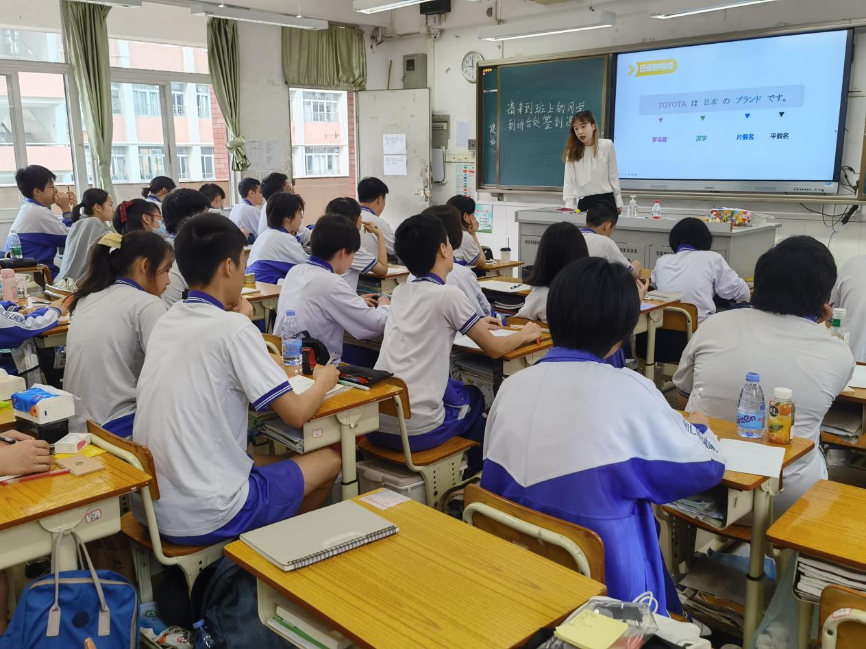 我校在广州市十六中开设学分延伸小语种课程