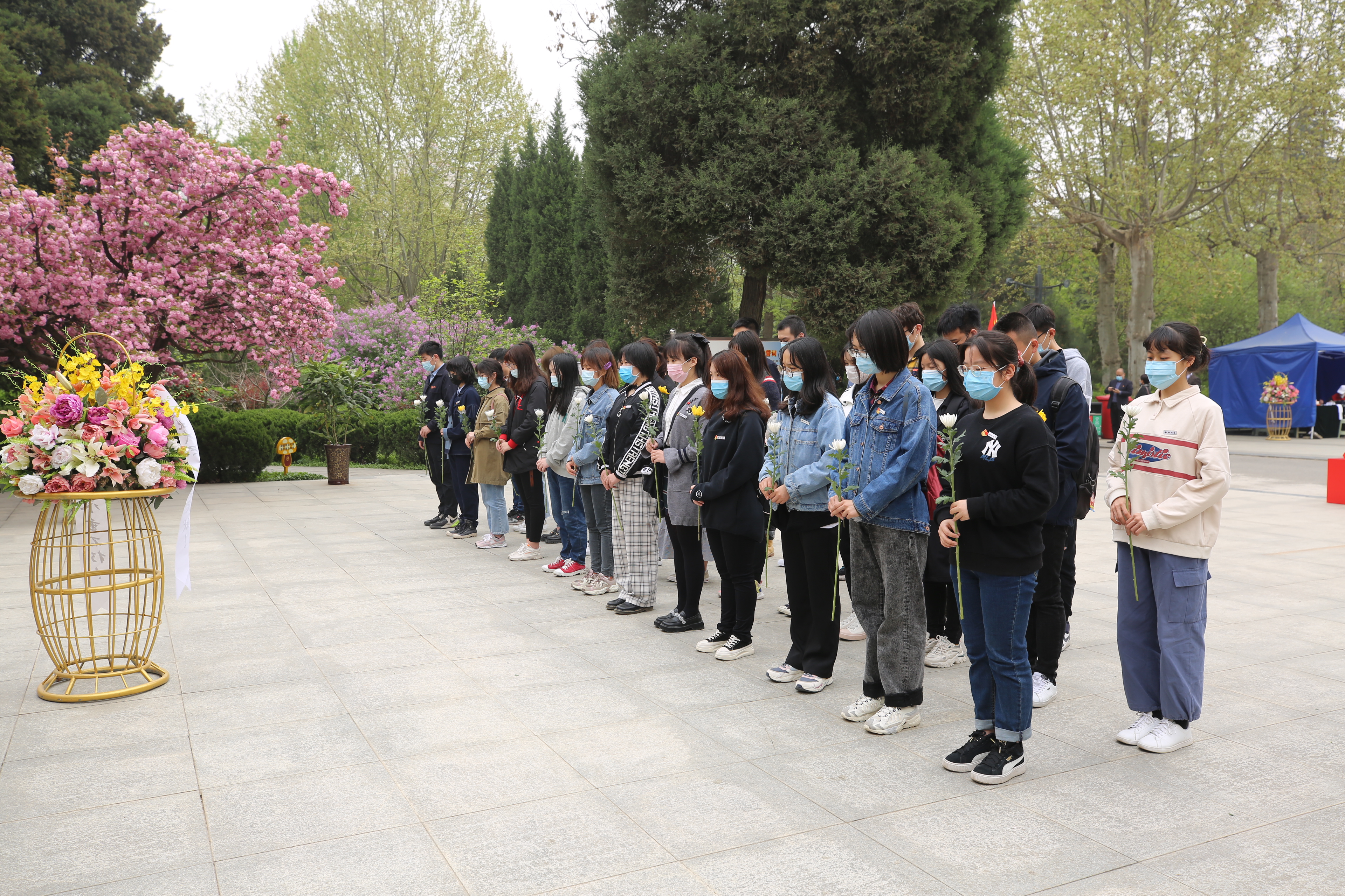 我校师生赴西安烈士陵园开展党史学习教育