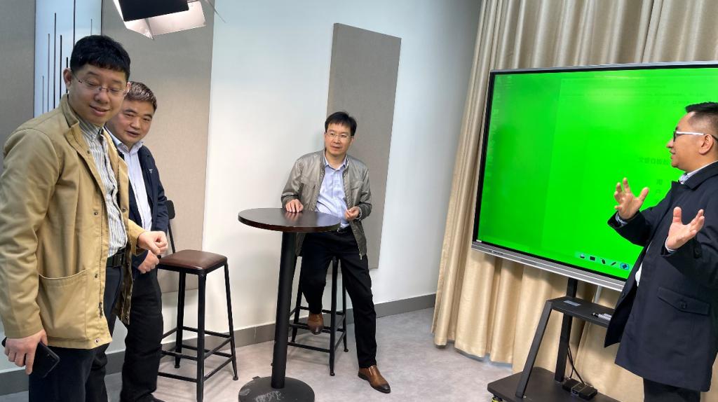 朱占元率队调研全校多媒体教室资产使用情况