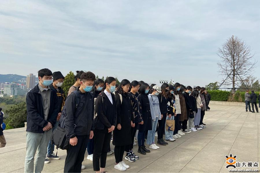 ［外语］开展“缅怀革命先烈，奋进百年征程”清明祭扫活动