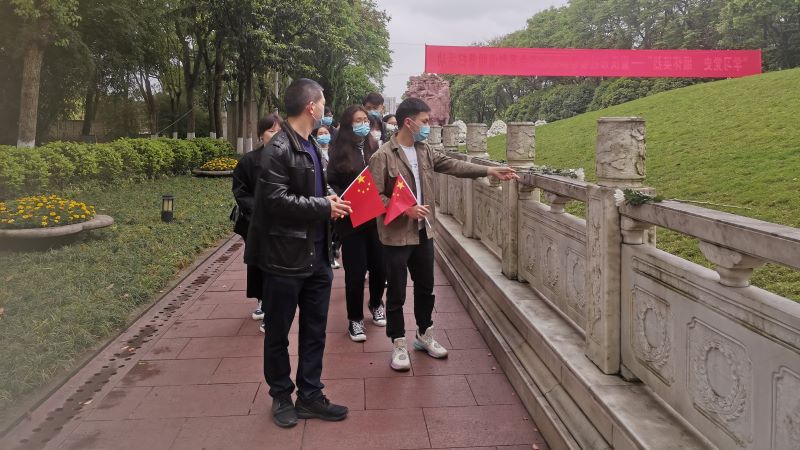 重庆大学研团委开展党史教育系列活动之清明祭英烈活动
