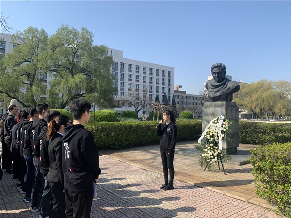 “您的精神，我们不会忘记”——天津大学学生结合清明节祭奠先烈寄托哀思（综合新闻）