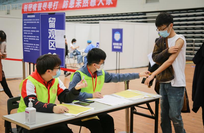 学校组织800名志愿者服务保障学生疫苗接种