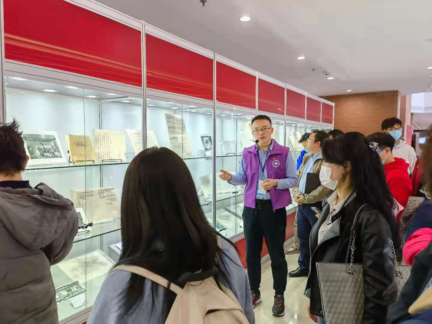 紫荆志愿者为“党在清华园”系列展览提供讲解志愿服务