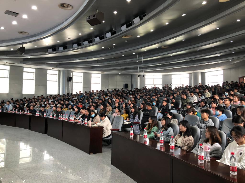 学校举行首场军队文职招考宣讲会