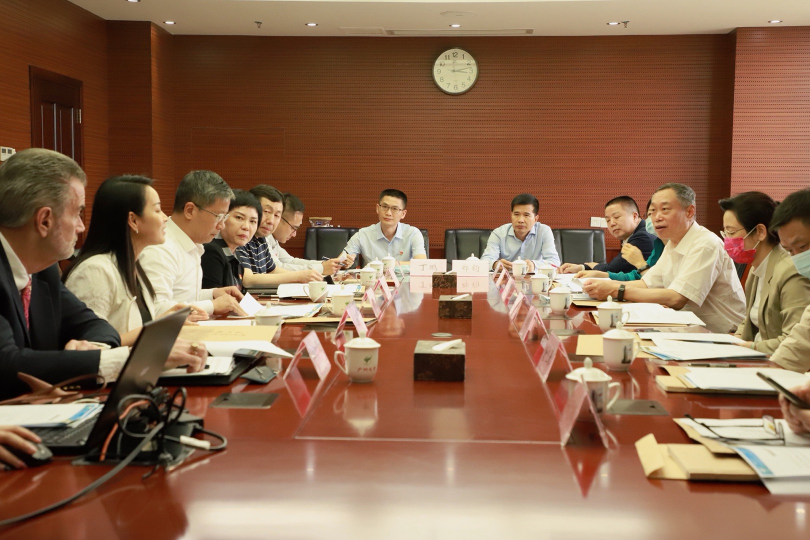 广州市人大常委会副主任李小勉来校调研