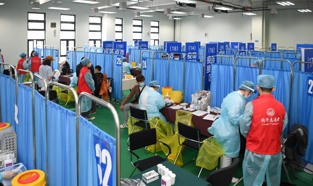 我校高效有序开展新冠疫苗接种工作，四平路校区接种工作圆满落幕