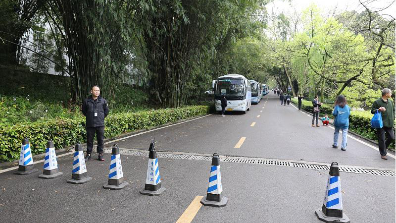保卫处圆满完成春季双选会安保工作