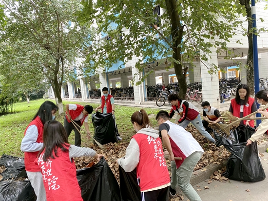 学校组织开展学生义务劳动加强劳动教育