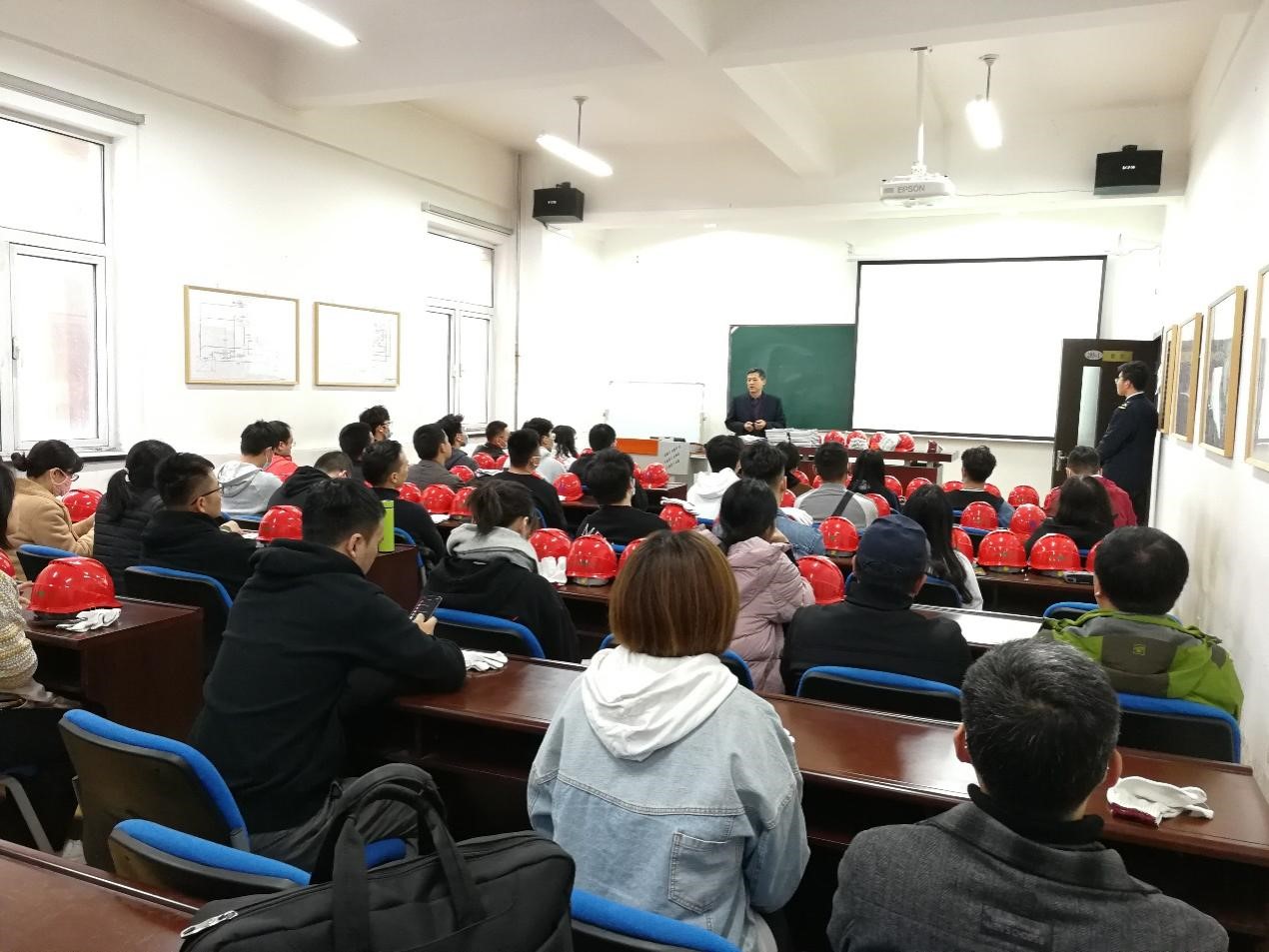 轮机工程学院举办“我为群众办实事”之陆上机舱运行实验及航海文化传承活动