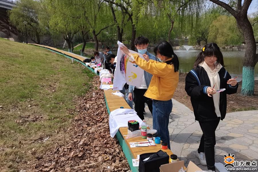 ［材料］举办炫彩文化衫涂鸦活动