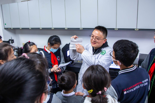 300余名东华附校学生走进东华大学零距离感受科学魅力