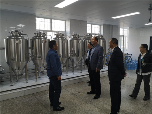 李伟凯副校长深入学院调研本科实验教学条件